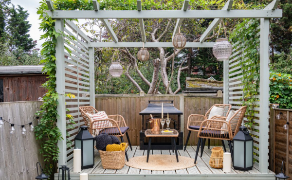 Pagar kayu dengan pergola bunga di atasnya